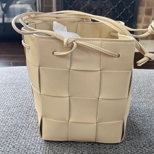 Bottega Veneta Cassette bag - BRAND NEW with storage case in woven calf leather.